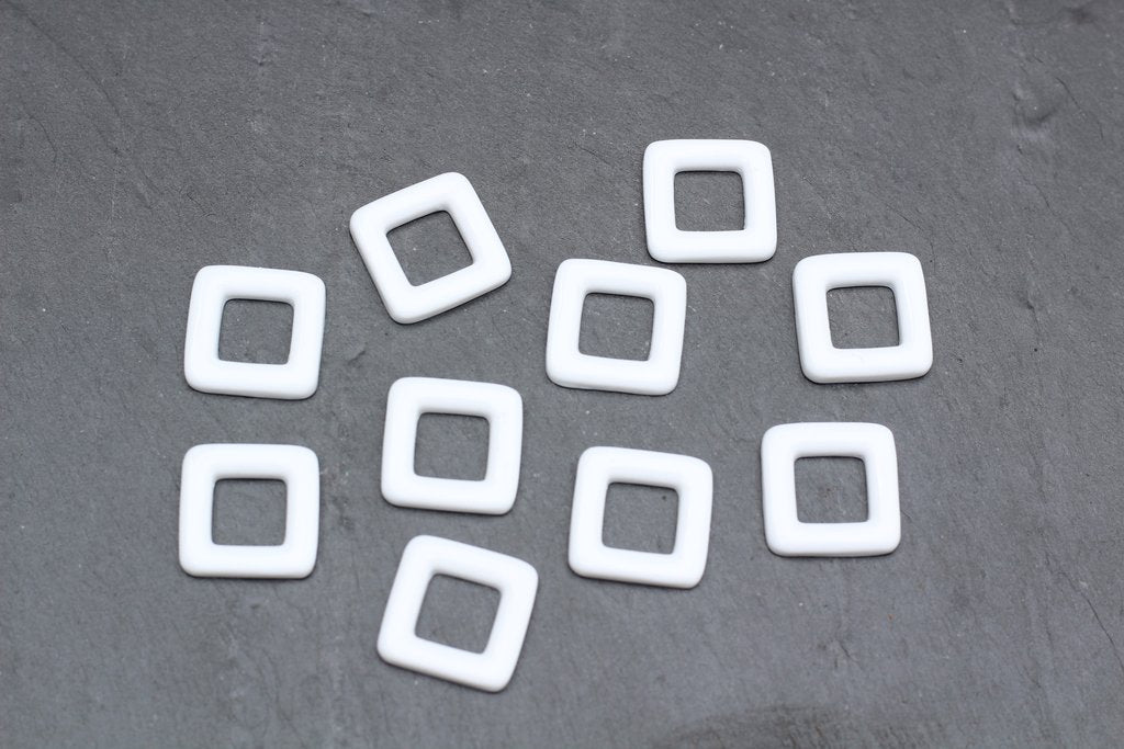 *50% OFF* White Acrylic Square Ring – 20mm (10pcs)
